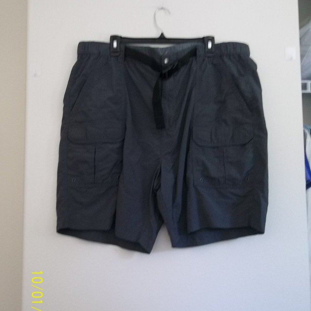 Men's XL, gray cargo, Croft and Barrow shorts, snap and zipper close, belt